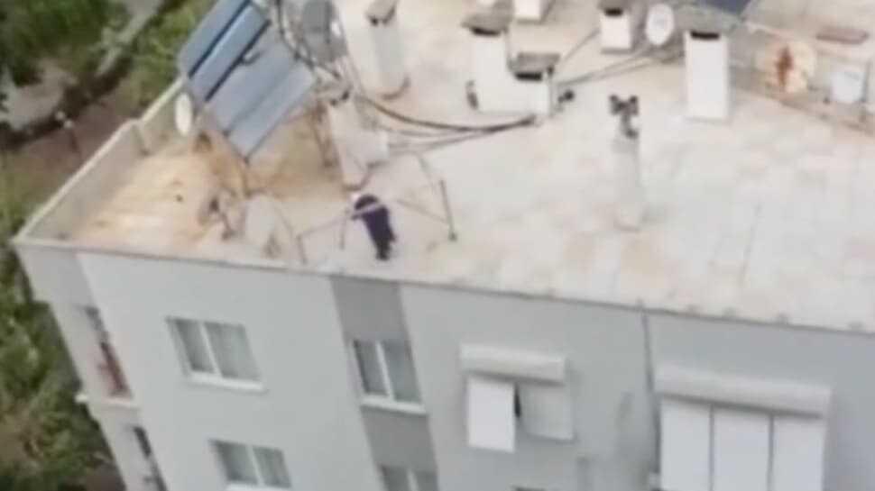 Evde kalmaktan sıkılan yaşlı kadın çatıya çıkarak volta attı