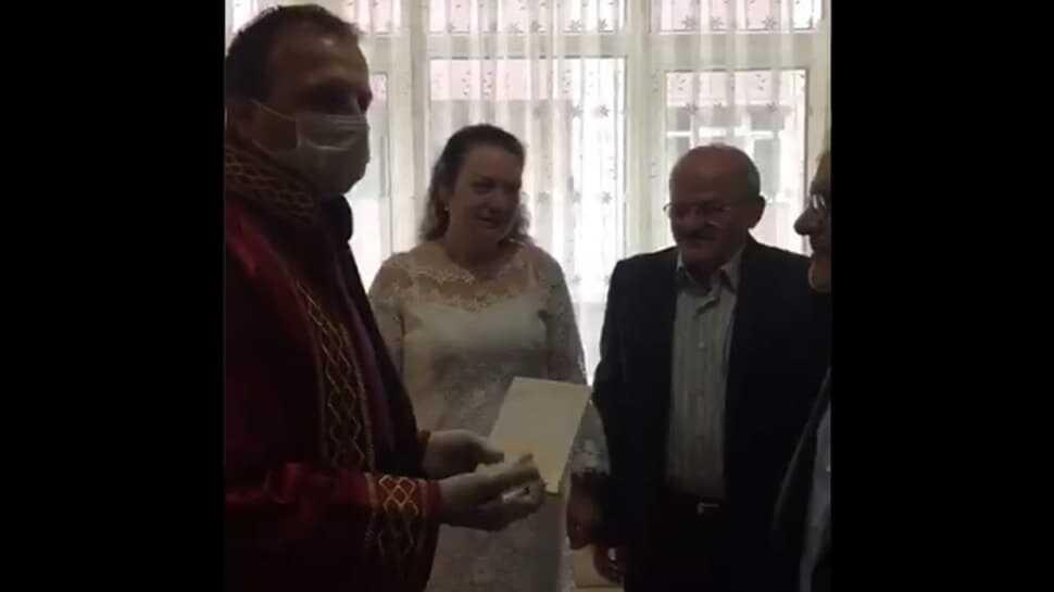 Bayrampaşa Belediyesi, evlenmek isteyen çiftin nikahını evlerinde kıydı