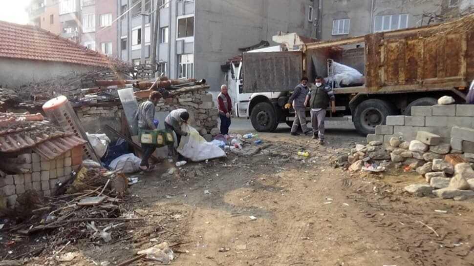 Evin içinden ve bahçesinden 15 kamyon dolusu çöp çıktı