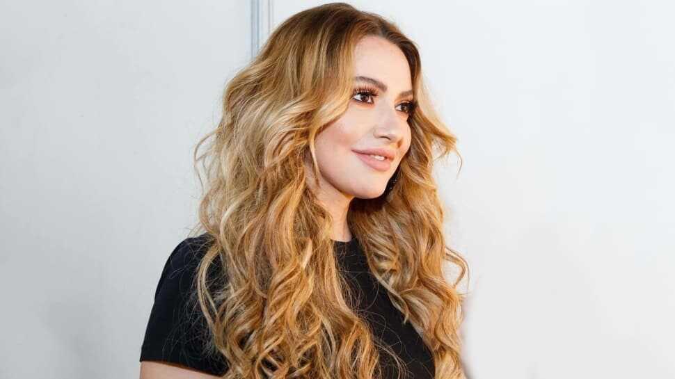 Hadise karantinadan çıkamadı, kuaförü evine getirdi! Ödediği ücret olay oldu