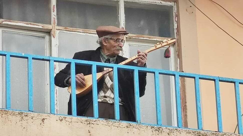 Curasını aldı, balkondan 'evde kalın' mesajı verdi