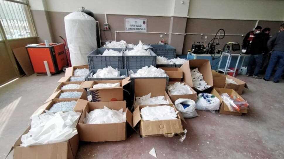 Bursa'da merdiven altı üretilen 10 bin sahte maskeye el konuldu