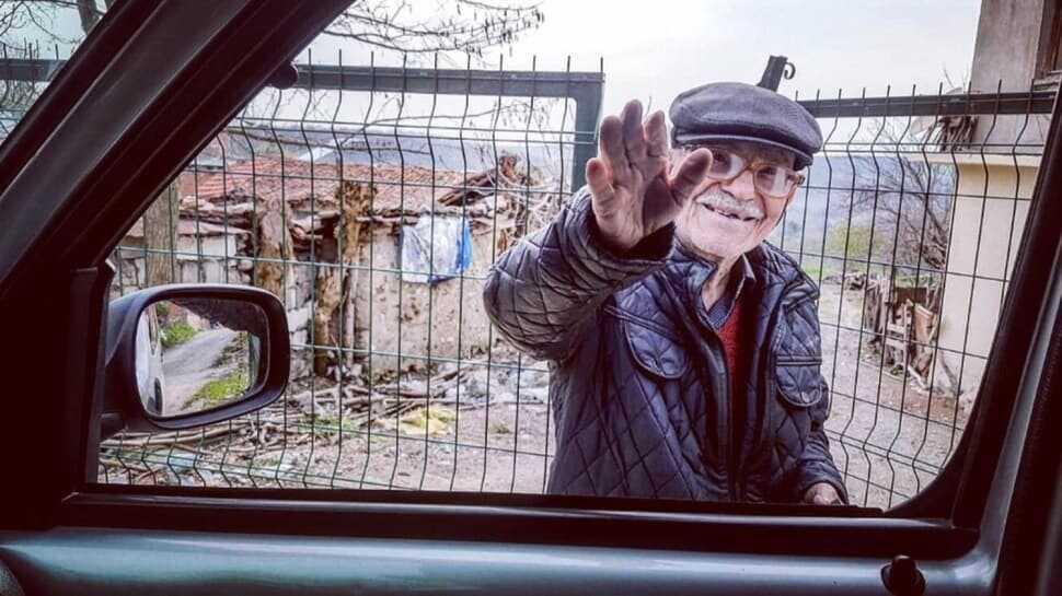 Aylardır koronavirüsten habersiz yaşadı! Zabıtalardan anlamlı hediye