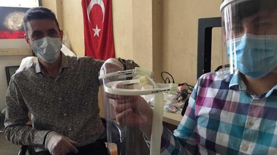 Meslektaşlarını koronavirüsten korumak için siperlik ürettiler