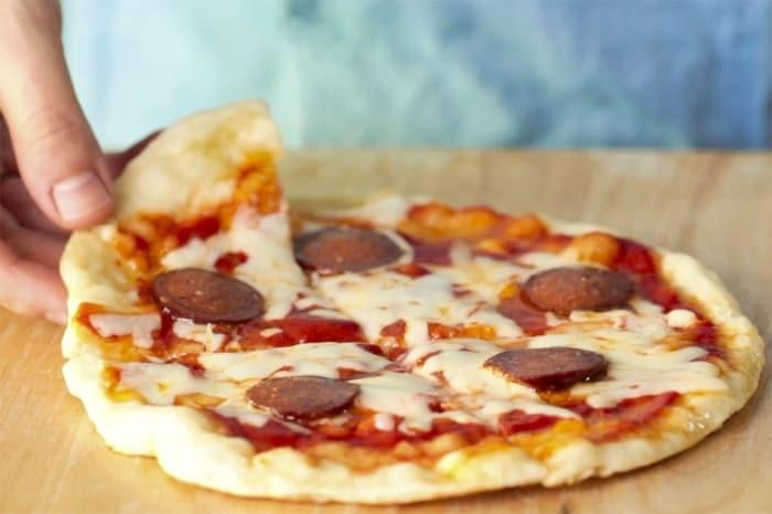 Tavada pizza tarifi nasıl yapılır, malzemeleri neler? Tavada kolay