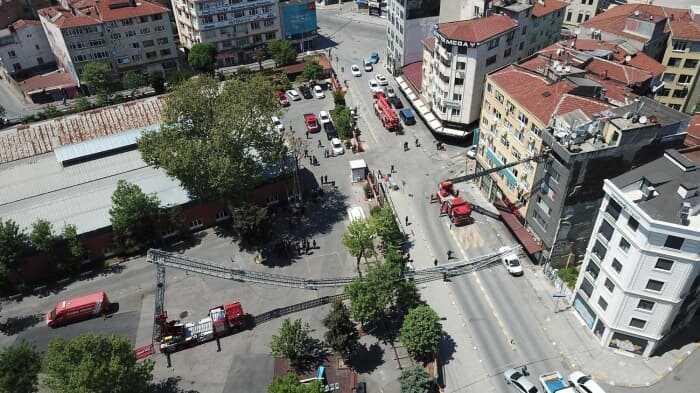 Tatbikatta merdivenin kırılması sonu düşen itfaiyelerden biri ...