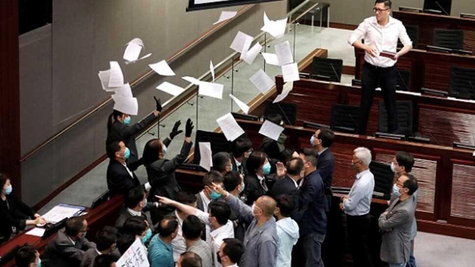 Hong Kong Meclisi yine karıştı: Kürsüye yürüyen vekiller salondan çıkarıldı
