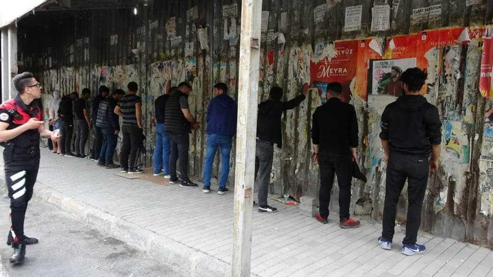 Pes dedirten görüntü! Beyoğlu'nda 13 kişi gezerken yakalandı