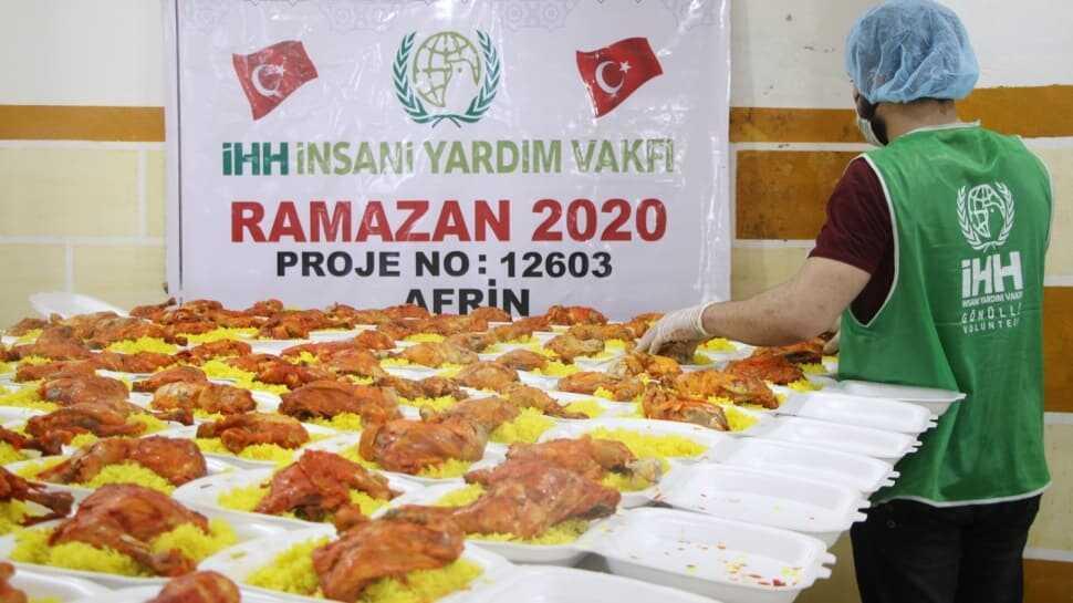 İHH, Afrin'de 20 bin kişilik iftar yemeği dağıtarak yüzleri güldürdü