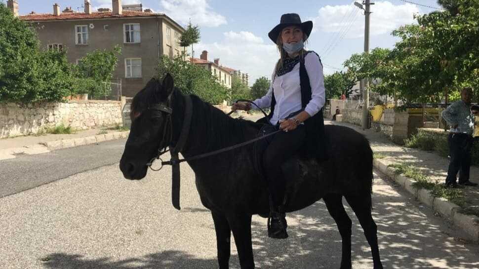 Niğde'de kadın muhtar kovboy kostümü giyerek atı ile mahallede teftiş yapıyor