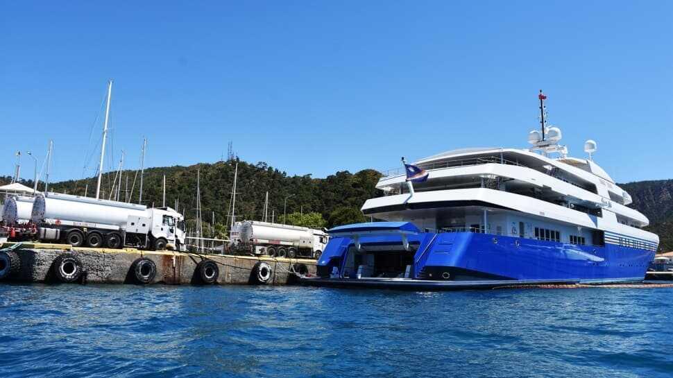 Queen Miri isimli mega yat yakıt ikmali için Marmaris'e geldi